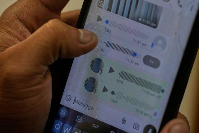 지난 16일 인도 뉴델리에서 한 남성이 인도군에 체포된 뒤 미얀마 해상에 버려졌다 생존한 가족과의 왓츠앱 대화창을 보여주고 있다. 뉴델리=AP 연합뉴스