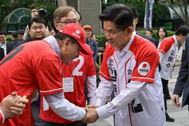 김문수 국민의힘 대통령 후보가 19일 ‘성년의 날’을 맞아 청년 정책 공약을 발표하기 위해 서울 중구 청계광장을 찾은 가운데 선거사무원들과 인사를 나누고 있다. 하상윤 기자