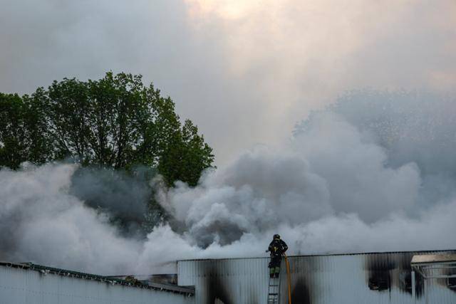 러시아가 쏜 무인기(드론) 공격으로 18일 우크라이나 키이우 외곽에서 큰 연기가 발생하고 있다. 키이우=로이터 연합뉴스