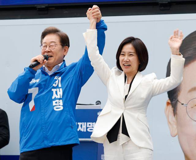 이재명 더불어민주당 대통령 후보와 민주당 합류 가능성이 거론되는 허은아 전 개혁신당 대표가 19일 오후 유세를 위해 서울 영등포구 타임스퀘어를 찾아 유권자들을 향해 지지를 호소하고 있다. 뉴스1