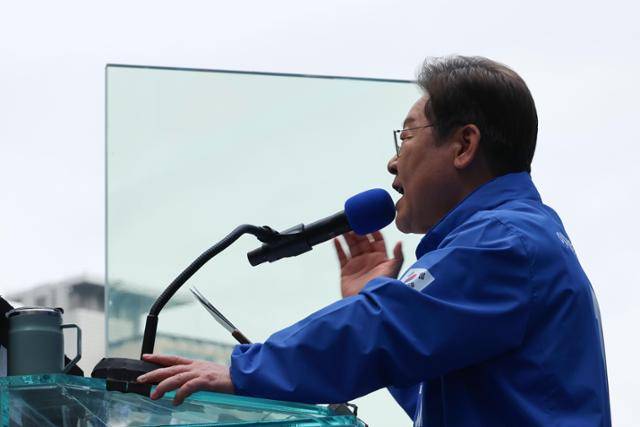 이재명 더불어민주당 대선후보가 19일 서울 용산구 용산역광장에서 열린 집중유세에서 지지호소를 하고 있다. 이 후보 옆에 세워진 방탄 유리막이 보이고 있다. 국회 사진공동취재단