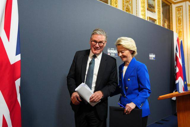 키어 스타머(왼쪽) 영국 총리와 우르줄라 폰데어라이엔 유럽연합(EU) 집행위원장이 19일 영국 런던에서 정상회담을 연 뒤 기자회견을 위해 자리를 이동하고 있다. 런던=로이터 연합뉴스