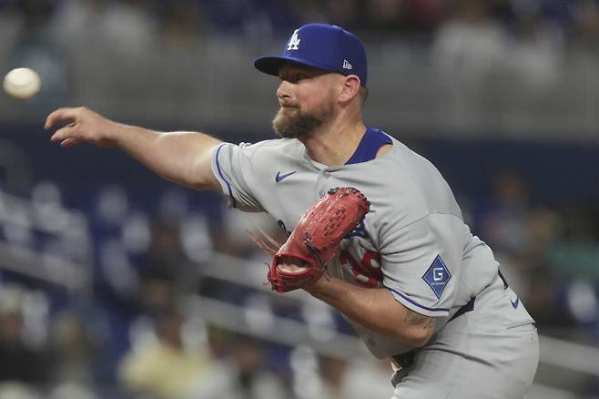 <yonhap photo-2220=""> Los Angeles Dodgers pitcher Kirby Yates (38) aims a pitch during the ninth inning of a baseball game against the Miami Marlins, Monday, May 5, 2025, in Miami. (AP Photo/Marta Lavandier)/2025-05-06 10:56:18/ <저작권자 ⓒ 1980-2025 ㈜연합뉴스. 무단 전재 재배포 금지, AI 학습 및 활용 금지></yonhap>