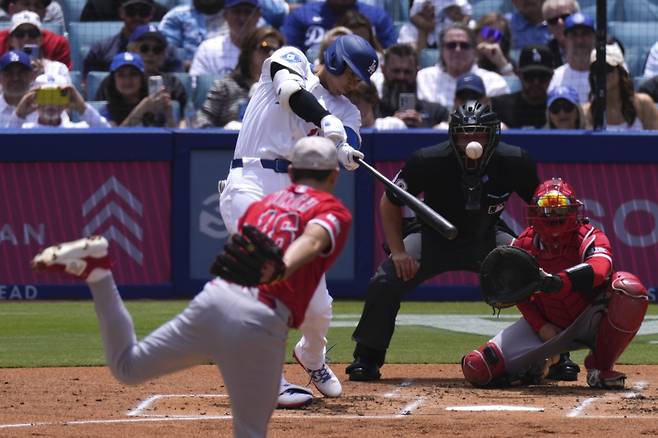 <yonhap photo-2772="">오타니 쇼헤이가 19일(한국시간) 에인절스전 5회 말 기쿠치에게 적시타를 뽑고 있다. AP=연합뉴스&nbsp;&nbsp;</yonhap>