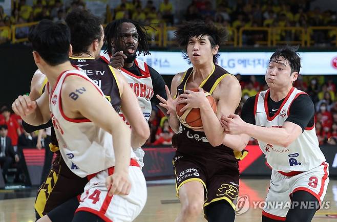 15일 경남 창원체육관에서 열린 프로농구 창원 LG 세이커스와 서울 SK 나이츠의 챔피언결정전 6처전 경기 장면. 사진=연합뉴스