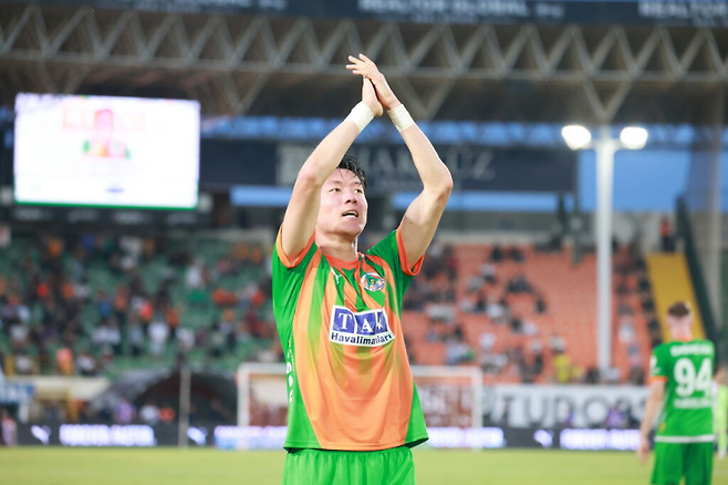 알란야스포르 황의조가 19일 베식타스와의 36라운드 홈 경기서 선제골을 넣고 환호하고 있다. 사진=알란야스포르