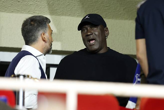 <yonhap photo-2483=""> epa11614606 Former NBA player Michael Jordan in the stands before the UEFA Champions League match between AS Monaco and Barcelona in Monaco, 19 September 2024. EPA/SEBASTIEN NOGIER/2024-09-20 07:55:41/ <저작권자 ⓒ 1980-2024 ㈜연합뉴스. 무단 전재 재배포 금지, AI 학습 및 활용 금지></yonhap>