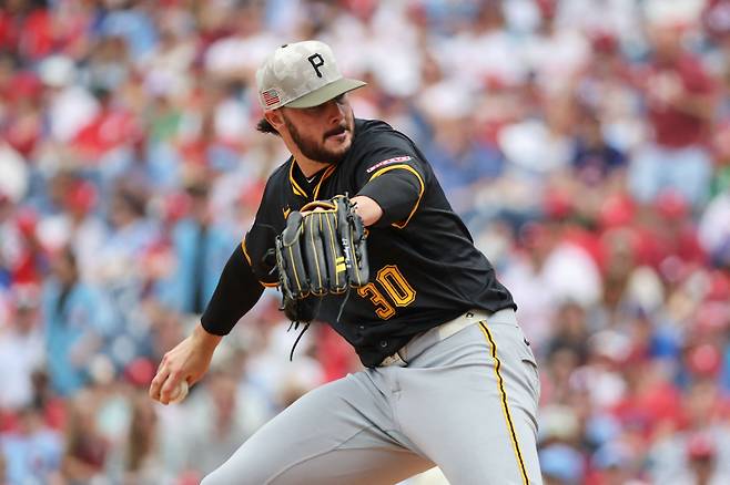 <yonhap photo-2326=""> PHILADELPHIA, PENNSYLVANIA - MAY 18: Paul Skenes #30 of the Pittsburgh Pirates delivers a pitch in the first inning during a game against the Philadelphia Phillies at Citizens Bank Park on May 18, 2025 in Philadelphia, Pennsylvania. The Phillies won 1-0. Hunter Martin/Getty Images/AFP (Photo by Hunter Martin / GETTY IMAGES NORTH AMERICA / Getty Images via AFP)/2025-05-19 06:00:26/ <저작권자 ⓒ 1980-2025 ㈜연합뉴스. 무단 전재 재배포 금지, AI 학습 및 활용 금지></yonhap>