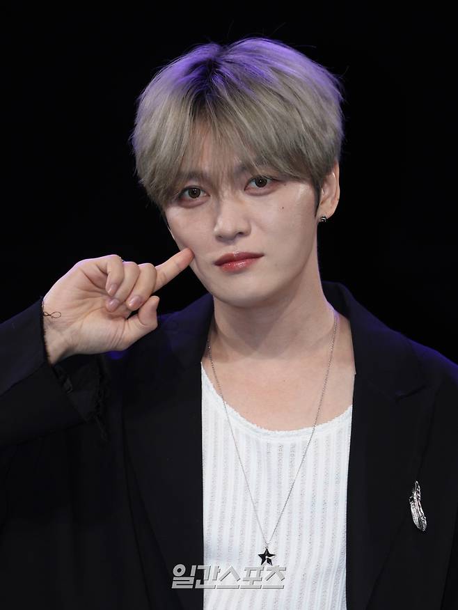 가수 김재중이 19일 오후 서울 마포구 상암MBC 골든마우스홀에서 열린 김재중 새 EP '뷰티 인 카오스(Beauty in Chaos)' 발매 기념 기자회견에 참석해 포토타임을 갖고 있다. 타이틀곡 '록스타(ROCK STAR)'는 강렬한 사운드와 자유로운 에너지로 가득 찬 곡으로 가면 뒤에 감춰진 불완전한 모습마저도 진짜 나 자신임을 받아들이고, 누군가와 함께라면 더욱 빛나는 '나만의 Rock Star'가 될 수 있다는 메시지를 전한다. 서병수 기자 qudtn@edaily.co.kr /2025.05.19/