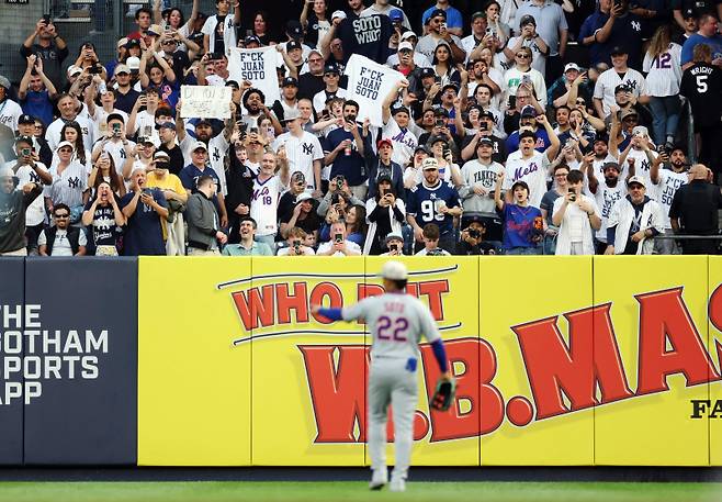 <yonhap photo-3615="">양키스 일부 팬이 뉴욕 메츠로 떠난 후안 소토를 향해 욕설이 담긴 티셔츠를 들어보이고 있다. AFP=연합뉴스</yonhap>