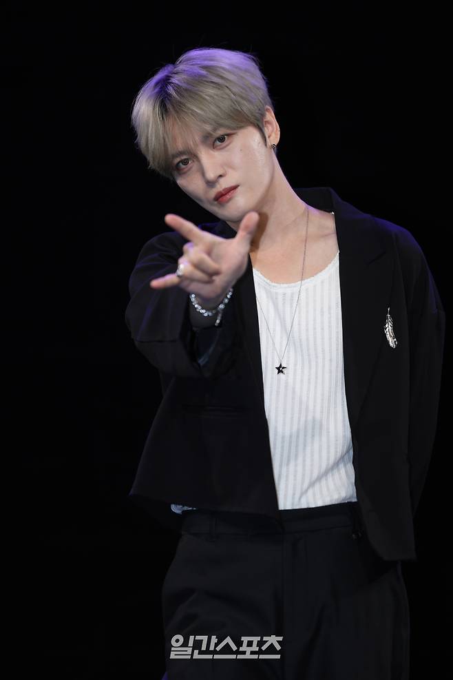 가수 김재중이 19일 오후 서울 마포구 상암MBC 골든마우스홀에서 열린 김재중 새 EP '뷰티 인 카오스(Beauty in Chaos)' 발매 기념 기자회견에 참석해 포토타임을 갖고 있다.타이틀곡 '록스타(ROCK STAR)'는 강렬한 사운드와 자유로운 에너지로 가득 찬 곡으로 가면 뒤에 감춰진 불완전한 모습마저도 진짜 나 자신임을 받아들이고, 누군가와 함께라면 더욱 빛나는 '나만의 Rock Star'가 될 수 있다는 메시지를 전한다.서병수 기자 qudtn@edaily.co.kr /2025.05.19/