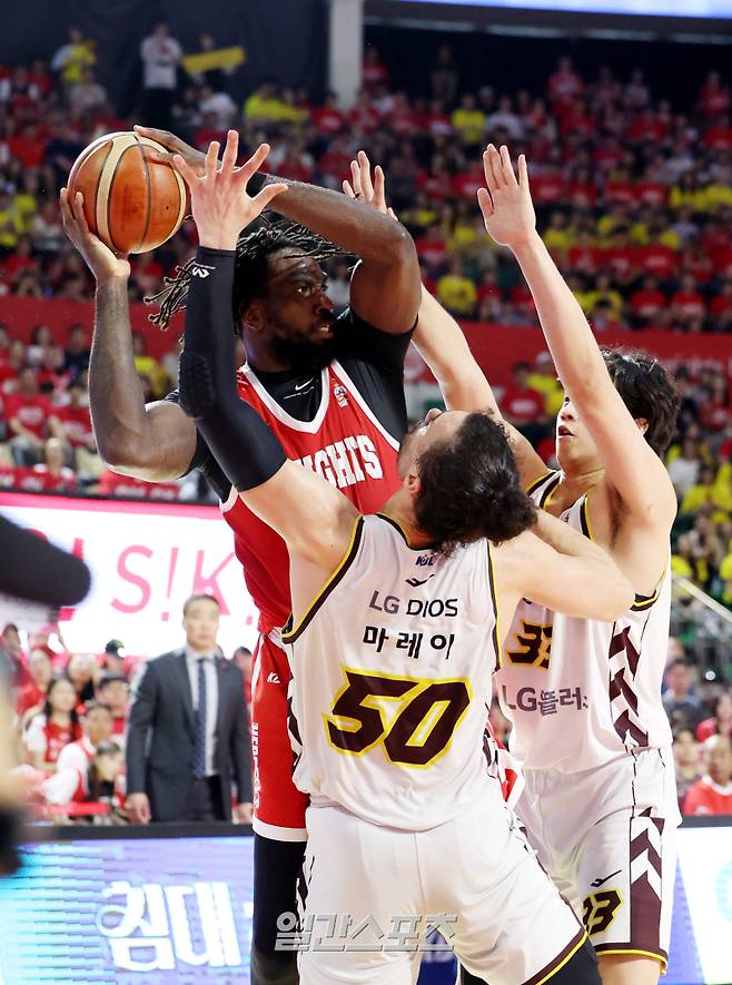 마레이와 타마요가 17일 오후 서울 잠실학생체육관에서 열린 2024-2025 KCC 프로농구 서울SK와 창원LG의 챔피언결정전 7차전에서 워니가 공을 잡자 밀착마크하고 있다. 잠실=김민규 기자 mgkim1@edaily.co.kr /2025.05.17/