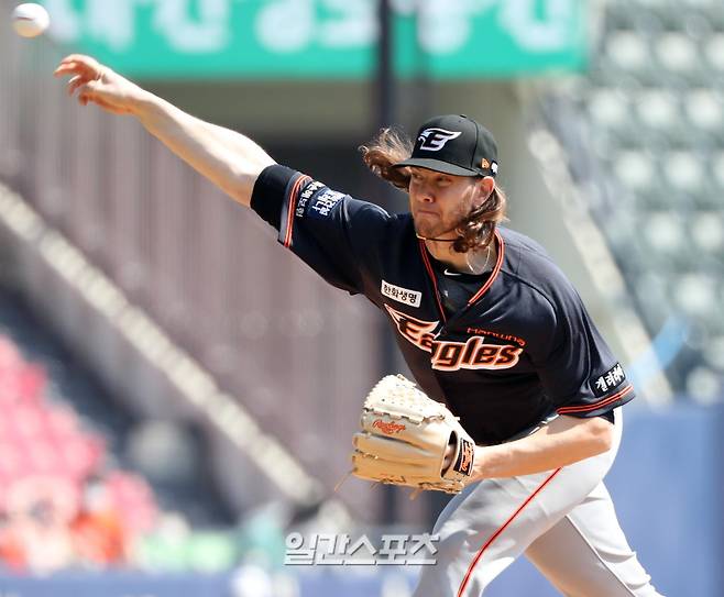 "2022 KBO리그 프로야구 두산베어스와 한화이글스의 경기가 2022년 4월 3일 오후 서울 잠실야구장에서 열렸다. 한화선발 킹험이 공을 던지고 있다. 잠실=김민규 기자