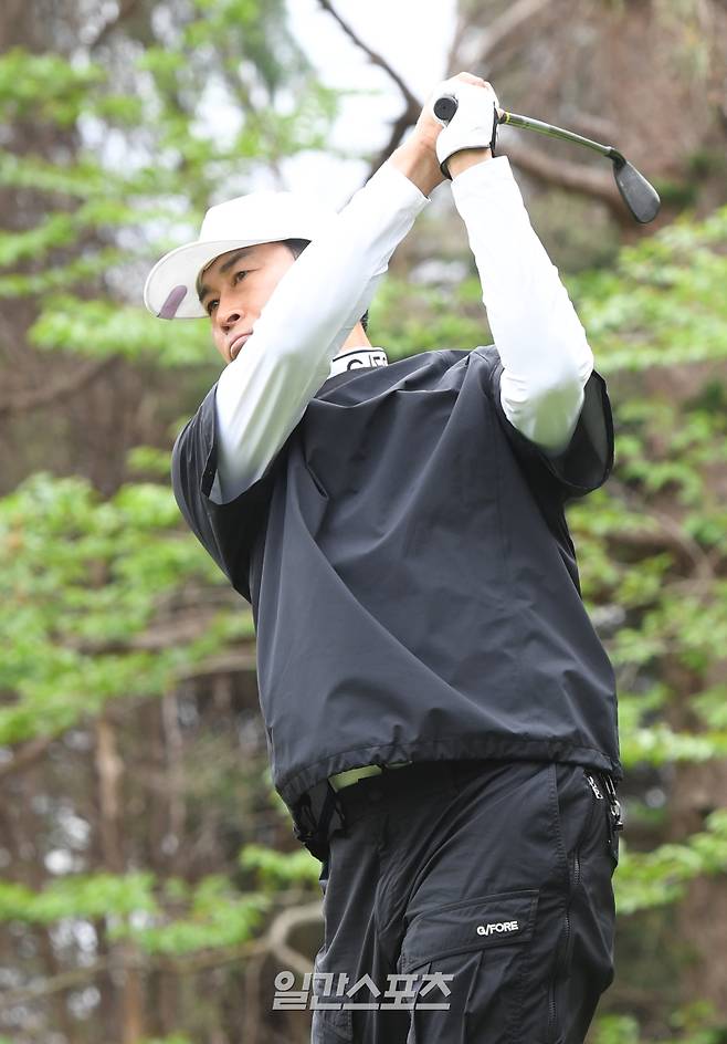 김도훈 감독이 19일 경기도 용인 코리아CC에서 열린 '2025 축구인 골프대회'에서 티샷을 하고 있다.'축구인 골프대회'는 대한축구협회, 한국프로축구연맹, 울산 HD, 포항스틸러스가 주최하고 스포츠서울, 스포츠조선, 일간스포츠, 스포츠경향, 스포츠동아, 세계비즈앤스포츠월드 등 스포츠전문 미디어 6개사가 후원한다. 용인=정시종 기자 capa@edaily.co.kr /2025.05.19.