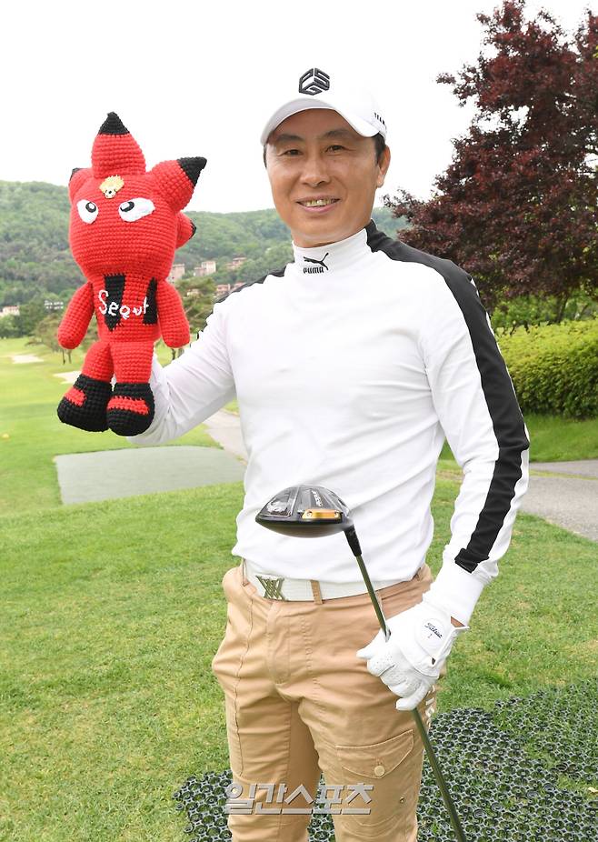 대한축구협회, 한국프로축구연맹, 울산 HD, 포항스틸러스가 주최하고 일간스포츠, 스포츠서울, 스포츠조선, 스포츠경향, 스포츠동아, 세계비즈앤스포츠월드 등 스포츠전문 미디어 6개사가 후원하는 ‘2025년 축구인 골프대회’가 19일 경기도 용인 코리아CC에서 열렸다. 김기동 서울 감독이 티샷을 하기 전 팀의 마스코트인 '씨드'로 만들어진 클럽 헤드 커버를 내보이고 있다. 용인=정시종 기자 capa@edaily.co.kr /2025.05.19.