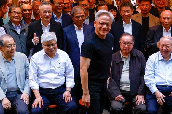 엔비디아의 CEO 젠슨 황이 지난 17일 대만 타이베이의 한 레스토랑 밖에서 미디어, 지지자들을 바라보고 있다. [사진=연합뉴스-로이터]