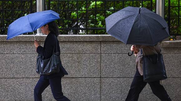 지난 9일 서울 종로구 광화문 인근에서 시민들이 우산을 쓰고 이동하고 있다. [사진=연합뉴스]