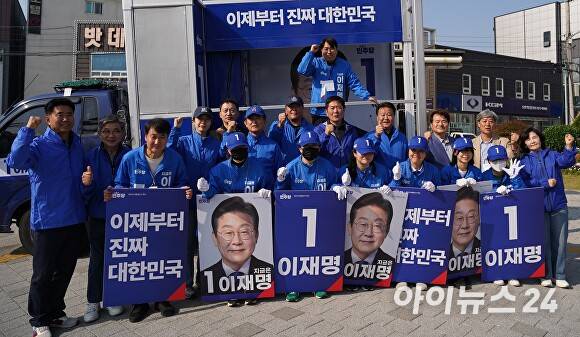 오산시 민주당 지역위가 오산종합운동장 사거리에서 선거활동을 벌이고 있다. [사진=민주당 오산시지역위원회]