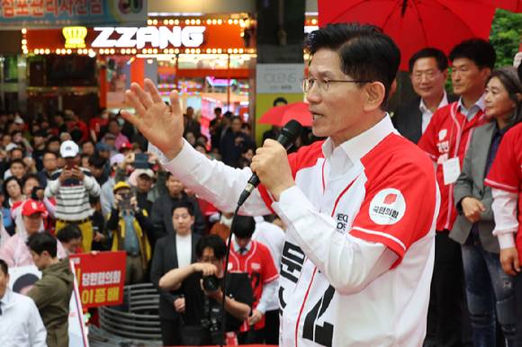 김문수 국민의힘 대선후보가 지난 16일 충북 청주시 올리브영 청주타운 앞에서 집중 유세를 하고 있다. [사진=연합뉴스]