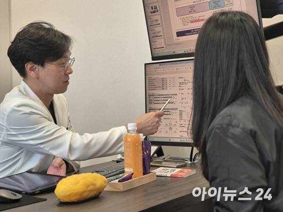 이동훈 다이트한의원 부산점 대표원장이 환자와 상담을 진행하는 모습. [사진=정예진 기자]