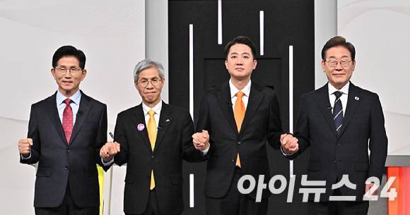 이재명(오른쪽부터) 더불어민주당·이준석 개혁신당·권영국 민주노동당·김문수 국민의힘 대선 후보가 중앙선거방송토론위원회 주관으로 지난 18일 서울 상암동 SBS 프리즘센터 스튜디오에서 열린 제21대 대선 1차 후보자 토론회에서 기념 촬영을 하고 있다. [사진=국회사진취재단]