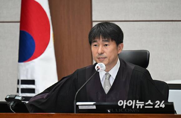 지귀연 부장판사가 지난 4월 21일 서울 서초구 서울중앙지법에서 열린 윤석열 전 대통령 내란 우두머리 혐의 형사재판 2차 공판에서 취재진들의 퇴장을 명령하고 있다. 2025.4.21 [사진=공동취재]