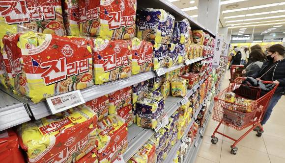 서울 한 대형마트의 라면 진열대 모습. [사진=연합뉴스]