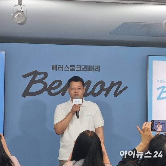 오민우 베러스쿱크리머리 대표가 19일 서울 압구정로데오 '벤슨 크리머리 서울'에서 열린 벤슨 론칭 기념 미디어 간담회에서 브랜드를 소개하고 있다. [사진=전다윗 기자]