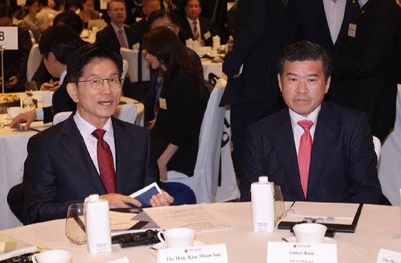 국민의힘 김문수 대선 후보와 제임스 김 주한미국상공회의소(암참) 회장이 19일 서울 종로구 포시즌스 호텔에서 열린 간담회에 참석해 있다.  [사진=연합뉴스]