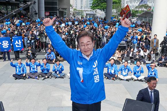 더불어민주당 이재명 대선 후보가 19일 서울 용산역광장에서 열린 집중유세에서 연설을 마친 후 엄지를 들어 보이고 있다. 2025.5.19 [공동취재] [사진=연합뉴스]