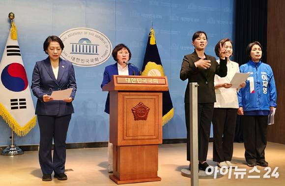 19일 국회 소통관 기자회견장에서 과학기술정보방송통신위원회(과방위) 소속 더불어민주당, 조국혁신당 의원들이 SK텔레콤 침해사고 민관합동조사단의 2차 조사 결과 발표에 대한 입장을 밝히고 있다. [사진=안세준 기자]