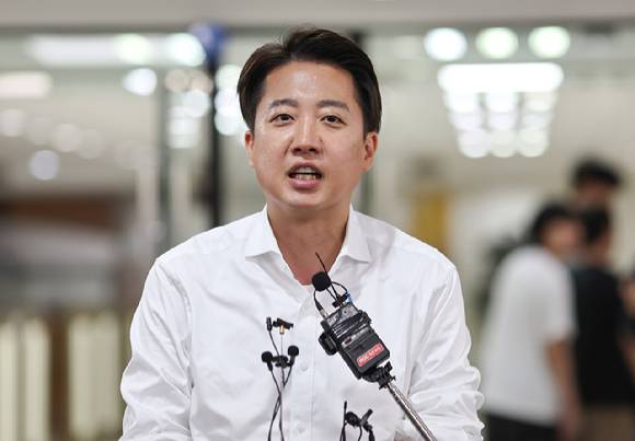 개혁신당 이준석 대선 후보가 지난 16일 충청남도 단국대학교 천안캠퍼스에서 진행한 '학식먹자 이준석' 행사에서 식사를 앞두고 취재진 질문에 답하고 있다. 2025.5.16 [사진=연합뉴스]