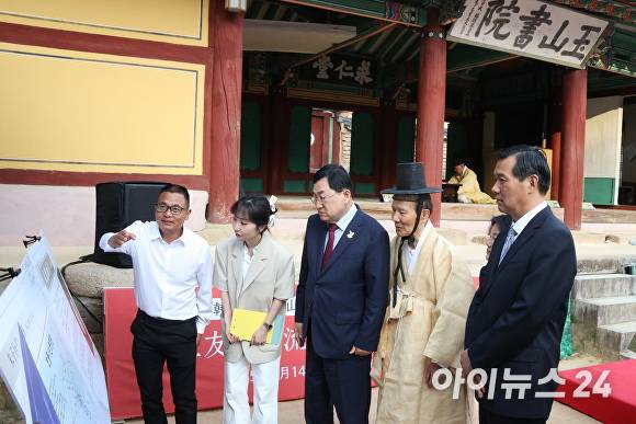 지난 14일 중국 난핑시 대표단이 경주 옥산서원을 찾아 관계자로부터 서원의 역사와 유교문화의 전통, 주자학의 계승에 대한 설명을 들으며 양 도시 간 문화적 공통 기반을 확인하는 뜻깊은 시간을 가졌다.  [사진=경주시청]