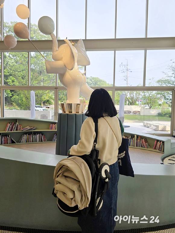 요요3를 접어서 어깨에 멘 모습. [사진=구서윤 기자]