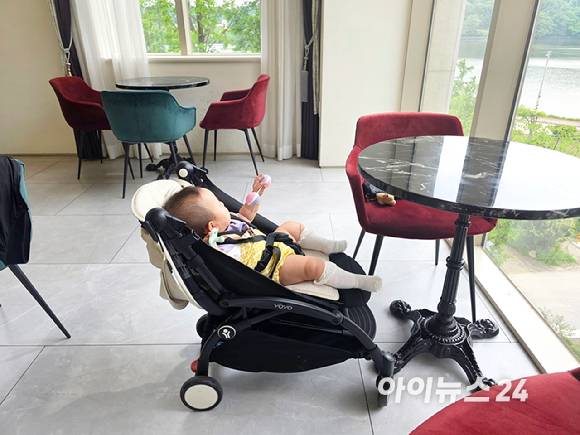 요요3의 캐노피 부분을 한번 접으면 의자처럼 사용이 가능하다. [사진=구서윤 기자]