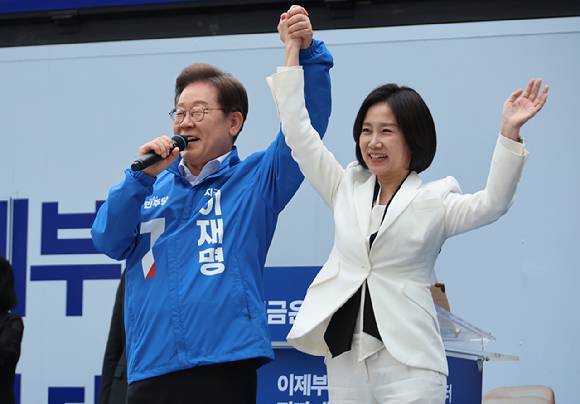 더불어민주당 이재명 대선 후보가 19일 서울 영등포구 타임스퀘어에서 열린 유세에서 허은아 전 개혁신당 대표와 함께 손을 잡고 포즈를 취하고 있다. 2025.5.19 [사진=연합뉴스]