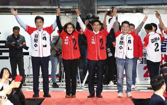 국민의힘 김문수 대선 후보가 19일 서울역 광장 유세에서 시민들에게 지지를 호소하고 있다. [사진=연합뉴스]