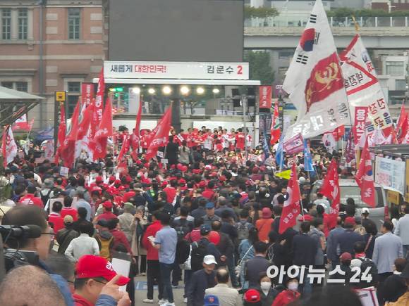 김문수 국민의힘 대선 후보의 공식 유세 기간 첫 서울 지역 유세가 19일 저녁 서울 중구 서울역 광장에서 진행되고 있다. [사진=유범열 기자]
