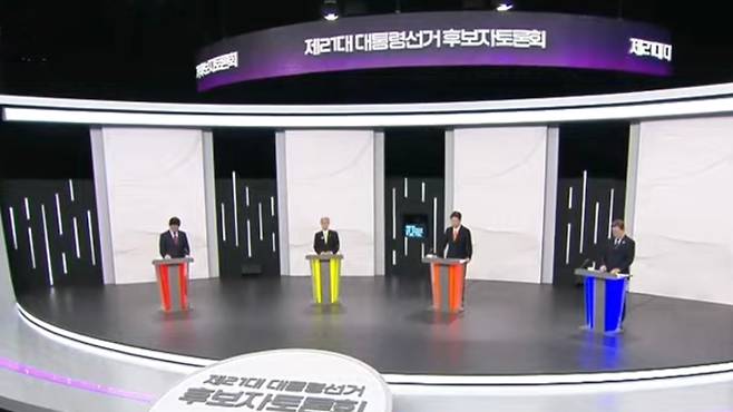 18일 서울 마포구 SBS프리즘타워에서 열린 중앙선거방송토론위원회 주관 제21대 대통령선거 후보자토론회. (SBS 캡처)