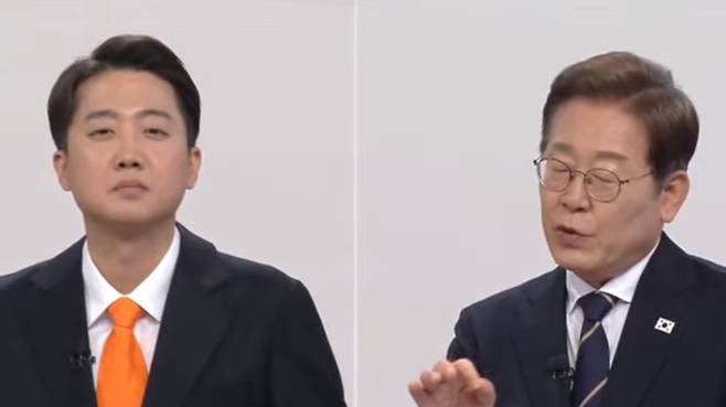 이준석 개혁신당 대선 후보(왼쪽)와 이재명 더불어민주당 대선 후보가 TV토론에서 마주하고 있다. (SBS 캡처)