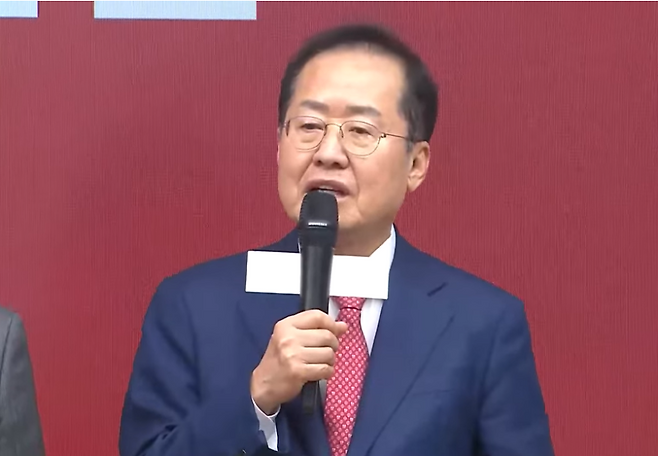 지난달 29일 홍준표 전 대구시장이 당내 경선 2차 투표에서 탈락한 직후 정계 은퇴를 선언하고 있다. (SBS 캡처)