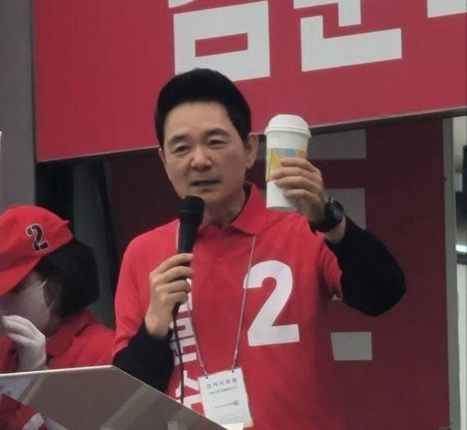 장성민 전 의원이 거리 유세 중 커피컵을 들고 이재명 후보의 ‘120원 발언’을 비판하고 있다. (본인 페이스북 캡처)