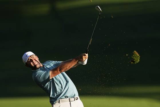 스코티 셰플러의 아이언샷 순간 페어웨이 잔디가 뭉텅이로 떨어져 나갔다. 질척한 코스 상태에 따른 불평이 이례적으로 많았다. [AP=연합뉴스]