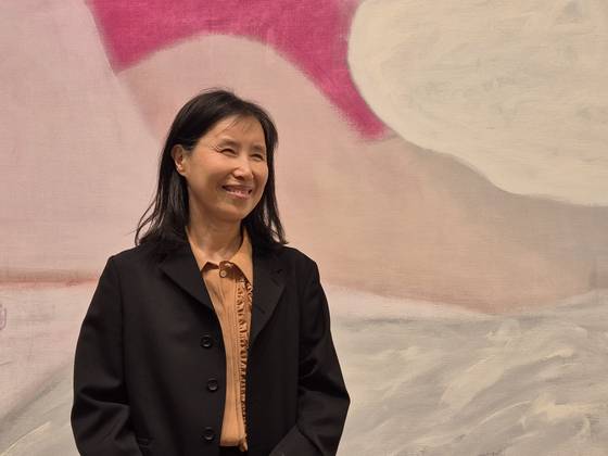‘아름다운 땅’(2023) 앞의 윤종숙. 서울 창성동 리안갤러리 개인전에 걸렸다. 권근영 기자