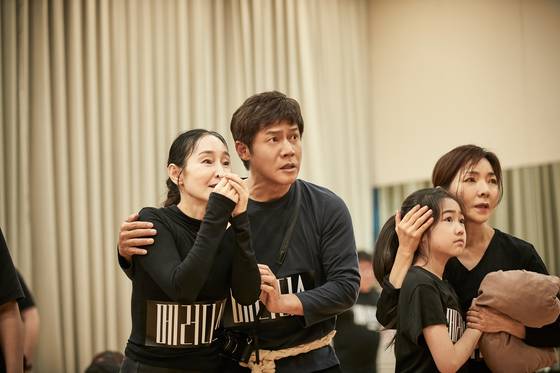 ‘ 메러디스’로 오페라 연기에 도전한 박호산(왼쪽 둘째). 스토리를 전달하는 외신기자 역을 맡았다. [사진 오픈 씨어터]