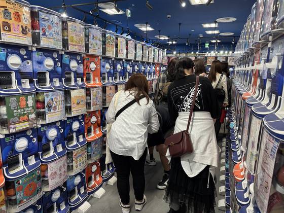 지난 17일 일본 도쿄 신주쿠에 있는 한 가차 전문점. 캡슐토이를 뽑으려는 사람들로 북적이고 있다. 김현예