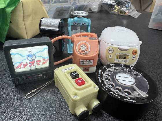 누르면 지하철 안내 방송이 나오거나 비디오 테이브를 넣으면 불이 들어오는 TV 미니어처 등을 뽑을 수 있는 일본의 가챠. 김현예 특파원