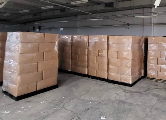 울산의 한 공장에 유통기한 지난 마스크 50만장이 쌓여 있다. 업사이클링 기업 터치포굿이 마스크 재활용법을 개발하기 위해 올해 초 유통사로부터 받은 양이다. 사진 터치포굿