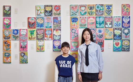 365개의 캔버스에 하루하루의 기억을 꽃을 심듯 작업한 ‘365 DAYS’ 시리즈 앞에 선 고가람(왼쪽) 학생모델·임태연 학생기자.