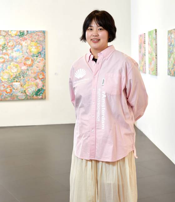 꾸준한 개인 작업으로 사랑받은 이슬로 작가는 자기만의 스타일과 세계관을 바탕으로 하나의 브랜드로서 입지를 굳혔다.